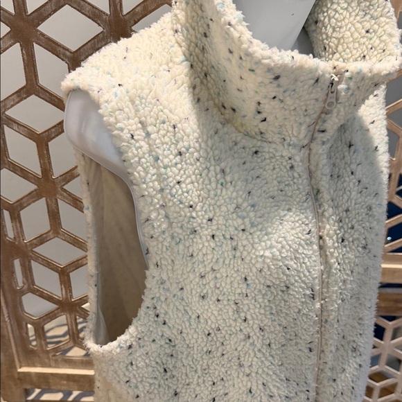T by Talbots Cozy Off White Sherpa Vest with Funfetti Pattern Side Medium - Picture 3 of 8